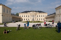 Fehérvárcsurgó: Kerékpárosok a Károlyi kastélynál
